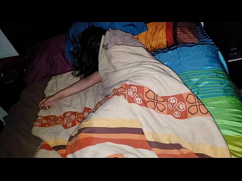 ❤️ Anak tiri berating ibu tiriné enom nalika dheweke turu. Video seks ing kita