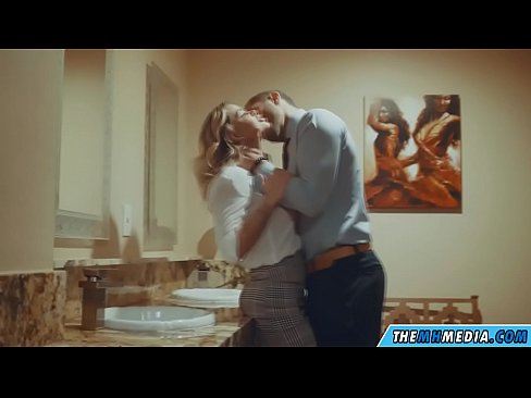 ❤️ Nalika pirang semok seduces sampeyan ing toilet umum Video seks ing kita